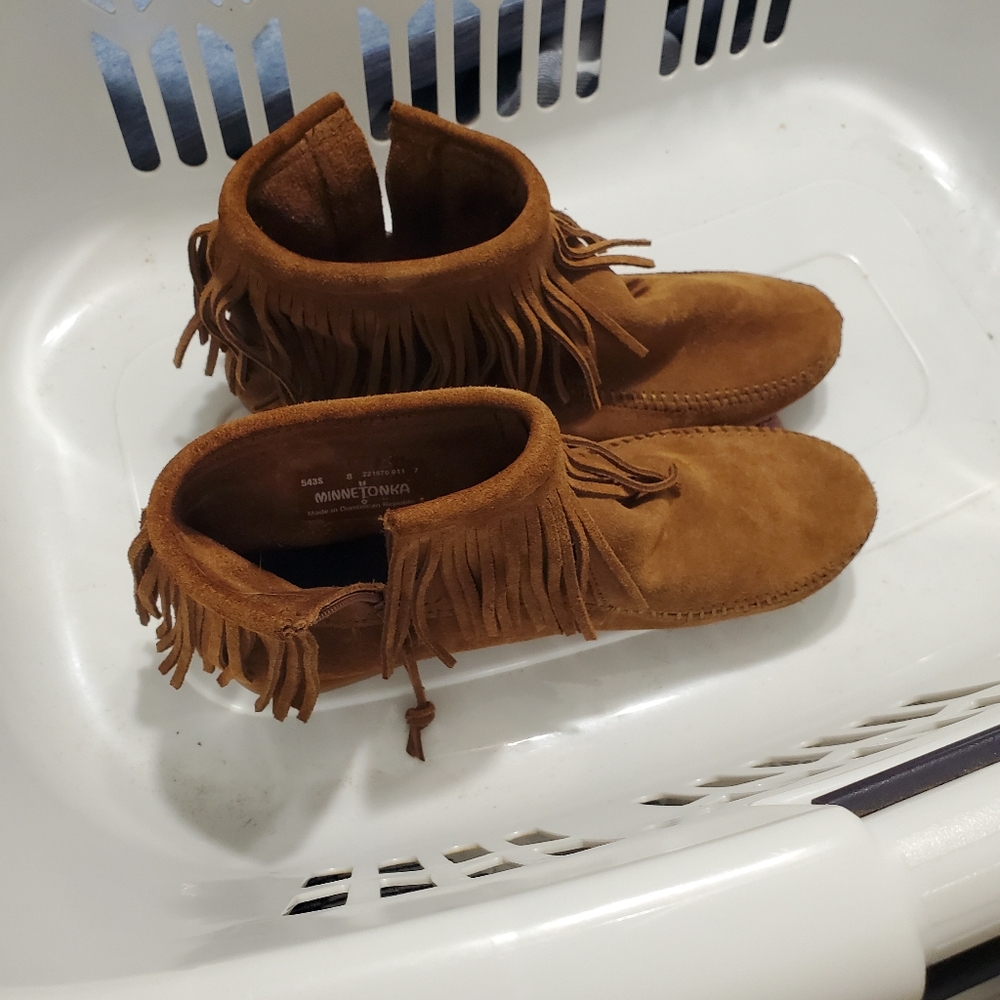Minnetonka size 8 boots